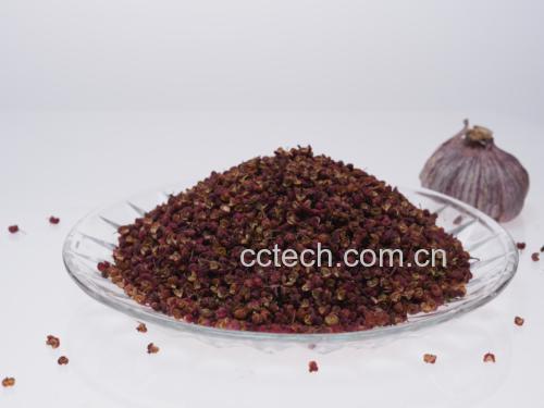 展示白芷与其他香料一起用于炖肉或火锅底料中的场景 白芷在川菜烹饪中的应用