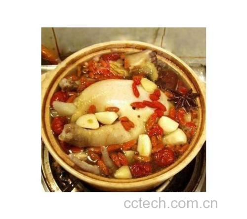 三七炖鸡:将三七片与鸡肉一起炖煮,营养丰富,适合儿童适量食用 三七炖鸡