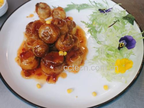 家庭餐桌上摆放着一盘香喷喷的红烧带鱼,旁边是米饭和蔬菜 家庭餐桌上的带鱼菜肴