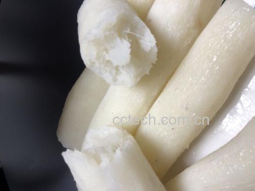 新鲜棒山药正在被去皮,旁边放置已切段的山药块,整齐排列在白色蒸盘中,背景为厨房灶台,蒸汽从锅中缓缓升起 山药去皮与蒸制过程