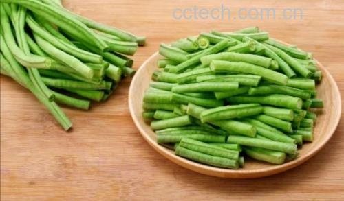 新鲜黄豆与黑芝麻整齐摆放在木质托盘中 黑芝麻和黄豆摆盘图