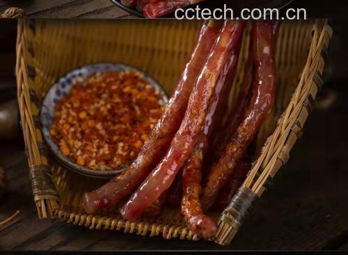 展示新鲜扁豆角、腊肠、大蒜、姜片、干辣椒等食材切配整齐,准备下锅 扁豆角炒腊肠的食材准备与切配过程