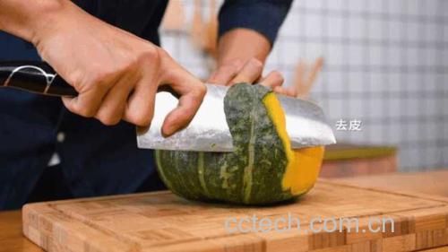 一位厨师正在操作台上将新鲜网纹瓜切成均匀的小块,背景为明亮厨房环境,旁边放置着去皮工具和容器 网纹瓜切块处理过程