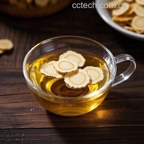 现代办公桌上摆放的陶瓷茶壶、玻璃公道杯与两个小茶杯,壶中可见舒展的金丝皇菊与甘草片,旁边放有标注‘金丝皇菊+甘草’的纸质茶包,背景为笔记本电脑与绿植,体现都市白领健康生活方式 办公桌上的养生茶具组合