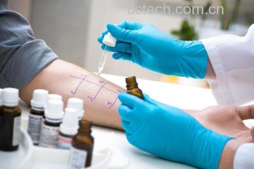 一名患者在医院变态反应科接受皮肤点刺测试,医护人员正在手臂内侧滴加过敏原试剂,环境整洁,配有急救设备 医院过敏检测场景