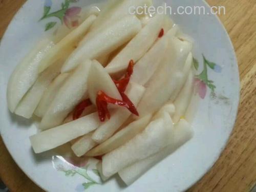 四宫格图片展示红皮白心萝卜的四种做法:左上为凉拌萝卜条,右上为萝卜排骨汤,左下为清炒萝卜片,右下为玻璃罐中的泡菜萝卜,背景为厨房操作台 红皮白心萝卜多种做法拼图