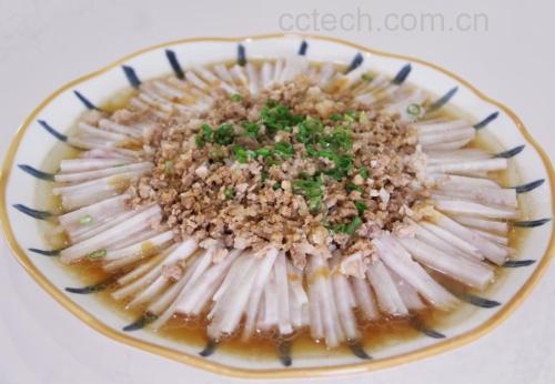 一块松软的红皮萝卜蒸糕,呈淡粉色,表面光滑,切开可见细腻的萝卜丝纹理,放置在浅色餐盘中,背景为温馨的家庭餐桌,旁边有儿童餐具,体现健康辅食主题 红皮萝卜蒸糕成品展示