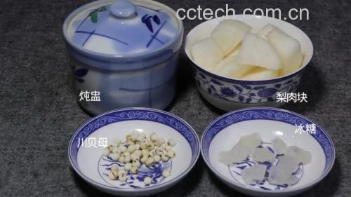 川贝炖梨标准化制作示意图:清晰展示梨体处理、粉末填充、辅料配比及容器选择,体现食药同源规范操作 川贝炖梨制作过程图:青皮雪梨横向切开,挖空果核形成碗状,内填浅黄色川贝细粉与晶莹冰糖颗粒