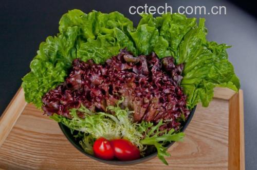 黑色糯玉米切粒拌入沙拉碗中的成品图