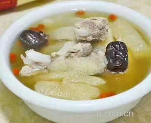 一碗热气腾腾的清炖竹荪鸡汤,汤色清亮微黄,鸡块沉底,泡发完好的竹荪悬浮其中,裙边舒展如花,表面浮着几粒红色枸杞,旁边配有青花瓷勺 竹荪鸡汤成品特写