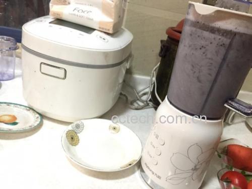 芸豆稀饭现代厨具适配图:清晰展示砂锅明火慢熬与智能电饭煲一键操作两种主流方式,强调‘预处理一致、设备可选’的实用理念 芸豆稀饭制作工具对比图:左侧为传统砂锅慢熬场景(灶火微蓝、锅盖微隙),右侧为智能电饭煲显示屏特写(显示‘杂粮粥-剩余28min’),中间摆放焯水漏勺与温水浸泡碗