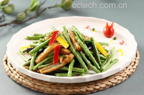 特写镜头:青翠四季豆段与红黄彩椒丁清炒装盘,豆体饱满挺括,表面油亮无出水,盘底无汁液积聚;旁置不锈钢计时器显示'> 冬季四季豆家常菜成品图