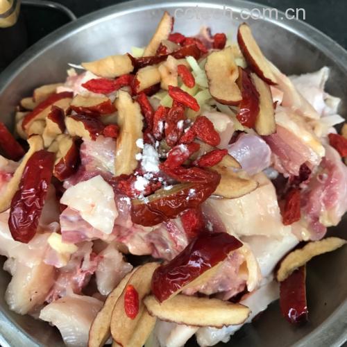 新鲜成熟的木瓜一个(约500克),整只乌鸡一只(约1.2公斤),姜片若干,红枣数颗,枸杞一小把,清水适量,所有食材整齐摆放在木质砧板上,背景为厨房操作台,光线柔和自然 木瓜与乌鸡食材摆盘