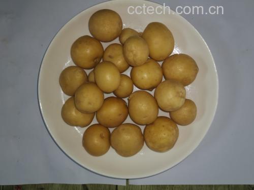 图片展示白扁豆与猪肉、香蕉、柿子等食材并列摆放 白扁豆与几种常见食材的对比图