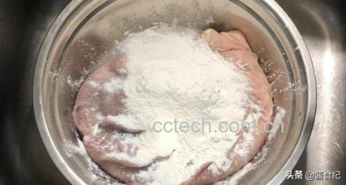 新鲜猪肚一个平铺于案板上,旁边摆放干燥的白芷片约10克,背景为木质厨房台面,自然光线照射,整体呈现温暖健康的食材氛围 白芷与新鲜猪肚食材摆盘图