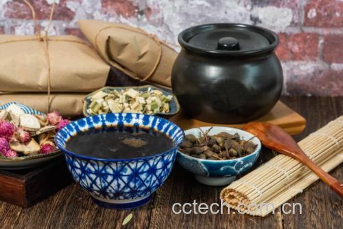柚子科学食用场景图：木质砧板上摆放去络柚肉、生姜片、红枣、陶瓷小锅（内盛浅黄色温柚饮），背景虚化显示中医体质自测二维码