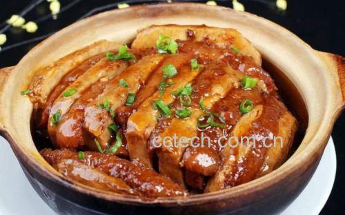 砂锅中炖煮中的五花肉,汤汁红亮,肉块已上色,周围可见姜片、八角、香叶等香料 锅中正在炖煮的五花肉,汤汁微沸,肉块呈现红亮色泽,锅边配有姜片、八角等香料