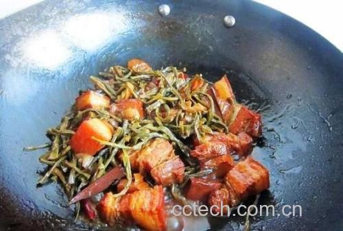 刚出锅的五花肉炖白不老盛放在白色瓷盘中,肉块红亮,豆角软糯,汤汁油润,旁边搭配一碗白米饭 一盘刚出锅的五花肉炖白不老,红亮的五花肉与乳白色的豆角交织,热气腾腾,旁边配有一碗米饭