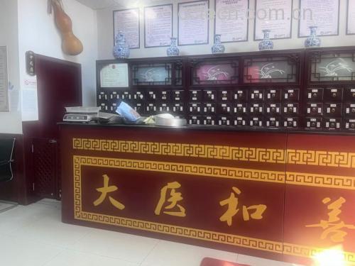 图片说明:传统中药店内,身穿白大褂的药师正在木质柜台上用天平称量干燥的北柴胡根部药材,旁边放置写有‘北柴胡’的抽屉标签,环境整洁,体现专业用药场景 中药房内药师正在称量北柴胡药材
