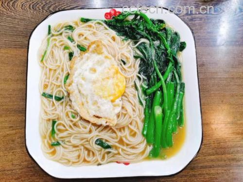 展示香蕉、面粉、鸡蛋等食材摆放在案板上,旁边是一碗调好的面糊 炸香蕉的面糊调制过程