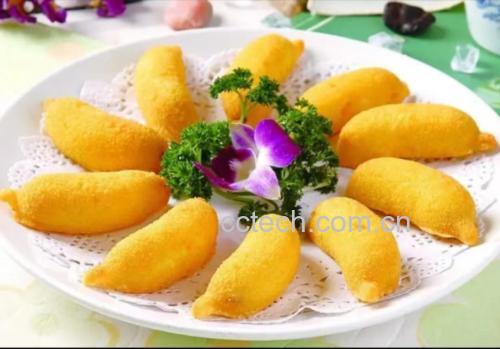 炸香蕉过程中,油锅中正在炸制的香蕉段,表面呈现金黄色,旁边是控油的炸香蕉成品 炸香蕉的过程展示