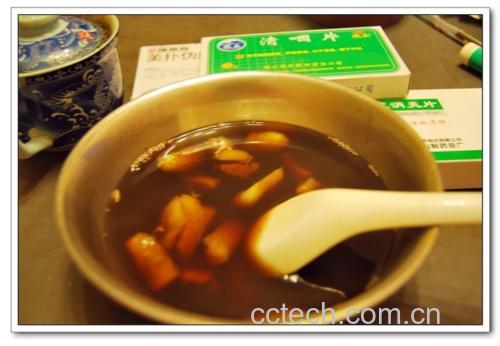模拟诊室环境,身穿白大褂的营养师手指桌面前的食物模型,背景有‘营养咨询’标识牌,营造专业可信氛围,适用于医疗健康科普插图 医院营养科门诊场景,医生正在向一位成年人讲解饮食方案,桌上摆放着香蕉、米粥、苹果泥等食物模型