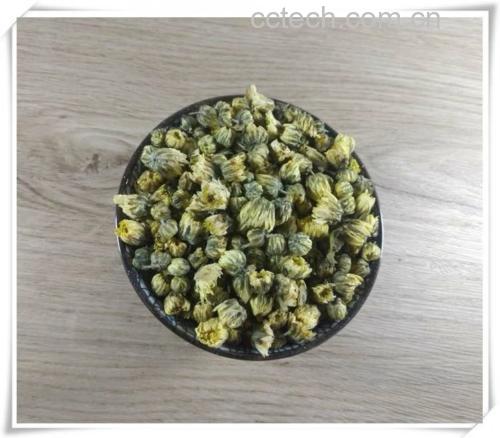 黄芩菊花绿豆汤成品图,清澈透明,菊花浮于汤面 黄芩菊花绿豆汤成品图