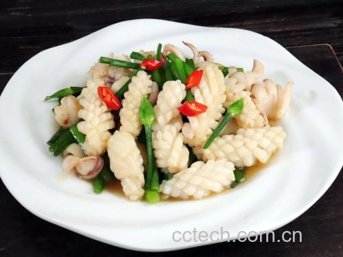 成品泡椒圈高清特写:椒圈大小均匀,红亮油润带琥珀光泽,断面可见致密脆肉纹理,卤汁清亮无悬浮物,佐以香菜与小米辣凸显‘脆爽酸辣’视觉语言 一盘刚切好的泡椒圈特写:红艳透亮,边缘微卷呈半透明状,表面挂薄层清亮卤汁,旁边配青翠香菜叶与金黄小米辣圈,展现极致脆感与鲜活色泽