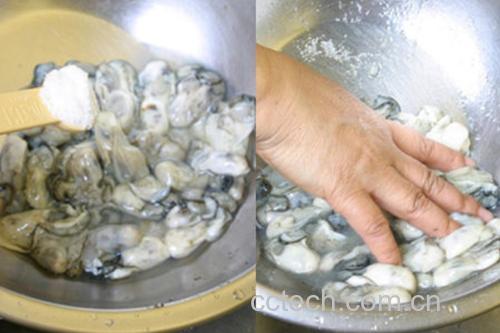 俯拍高清图:不锈钢炒锅中盛放5只已开口的太平洋牡蛎,一支食品级数字探针温度计(精度±0.5℃)精准插入最厚处肉质中心,显示屏清晰显示温度读数,背景砧板上有葱姜蒜调料,体现严谨的居家烹饪过程。 家庭厨房中使用数字探针温度计测量生蚝肉中心温度的实景操作图
