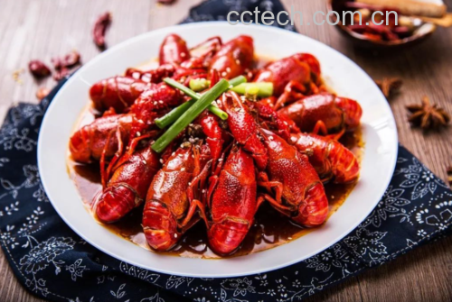 全景摆拍:青花瓷大盘中堆叠饱满红亮的麻辣小龙虾,虾壳油润反光,表面点缀金黄芝麻、翠绿香菜与鲜红小米辣圈,背景虚化呈现冰镇酸梅汤杯与烤馕片,体现‘即炒即食、锅气十足’的终极呈现效果 麻辣小龙虾成品装盘特写