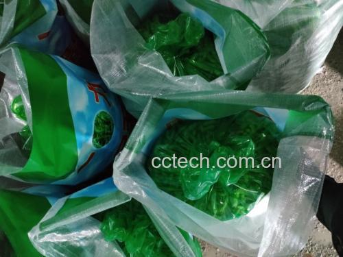 冰箱冷冻室内整齐摆放的密封袋,内装经过处理的毛豆,标签清晰标明日期和重量 毛豆冷冻储藏示意图