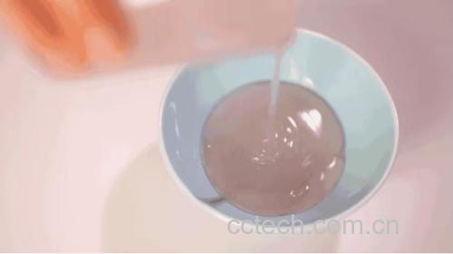 高清俯拍:青玉色去皮绿豆沙基底上,浮沉着琥珀色湘莲颗粒与金红陈皮丝,表面撒微量桂花碎,碗壁凝结细密水珠,体现低温现煮工艺 莲子陈皮绿豆沙成品特写