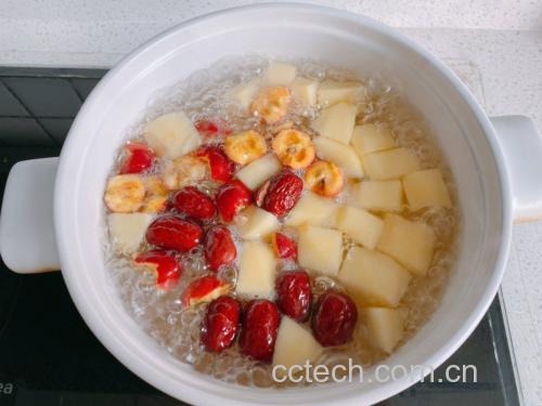 红枣煮香蕉炖煮过程特写