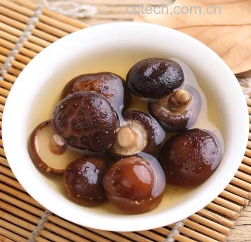 干香菇炖鸡汤成品图