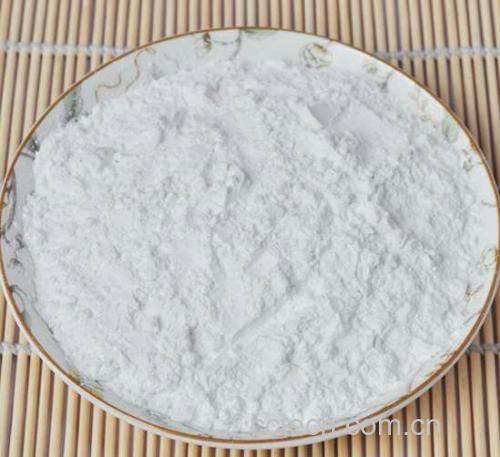 女性正在敷葛根自制面膜特写