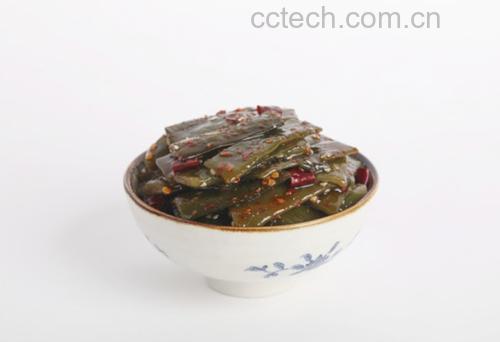高清特写:铁锅中金黄蒜末与鲜红小米辣粒包裹着墨绿透亮的海带细丝,海带边缘呈现轻度焦化纹理,青红椒丝色彩明艳,整体油润不泛水光,散发干香热辣气息 蒜蓉辣炒海带丝特写图
