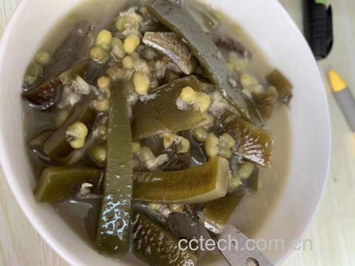 一碗热气腾腾的海带骨头绿豆汤,汤色清澈,海带与绿豆清晰可见 海带骨头绿豆汤成品图