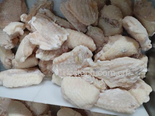 鸡翅焯水过程,锅中浮沫被撇去 鸡翅焯水图