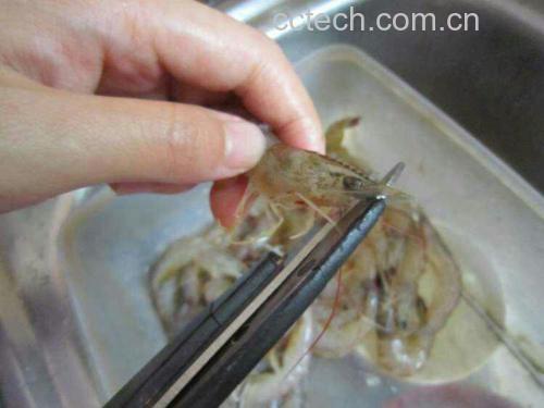 小龙虾清洗处理过程,包括剪须、去虾线、焯水等步骤 小龙虾处理过程