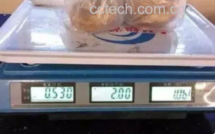 两只大小相近的火龙果分别放在电子秤上显示重量,左侧火龙果重620克,右侧重540克,背景为白色厨房台面,旁边有一把水果刀和一张标签纸标注‘同尺寸比重量’ 火龙果重量对比示意图