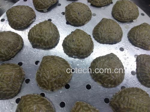 锅中绿豆与莲子正在慢火熬煮,蒸汽升腾,汤色逐渐变得浓稠 绿豆煮莲子过程图