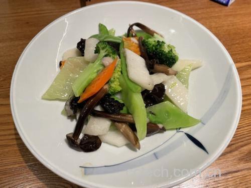 西兰花与秀珍菇清炒菜肴特写
