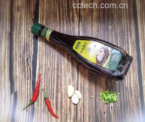 西兰花与秀珍菇与其他配料摆放整齐的备餐台面图