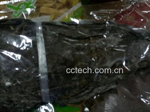 竖版信息图,分三栏:左栏‘鲜海带’(图标为翠绿叶片)标注‘焯水30秒,日≤100g’;中栏‘干海带’(图标为褐色条状)标注‘泡发6h+换水,日≤5g干重’;右栏‘禁忌’(红色禁止符号)列出‘不喝老汤、不配内脏、不选即食零食’;底部用渐变色条显示‘嘌呤含量:鲜28.6mg → 泡发干105mg → 干142mg/100g’ 海带科学食用方法信息图