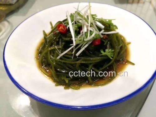 盛装图,展示冬瓜炖海带的成品盛放在白色汤碗中,汤色清澈,食材分明 冬瓜炖海带盛装图