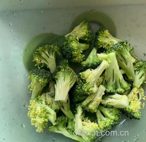 新鲜绿色西兰花整朵与切片白色双孢蘑菇并排置于木质砧板上,背景为厨房自然光环境,突出食材的新鲜度与天然质感 西兰花与新鲜白蘑菇并列摆放的高清食材图