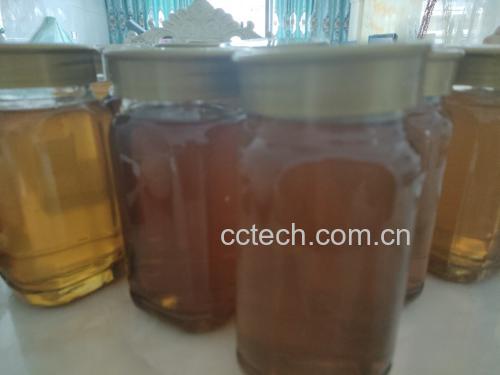 一位10岁左右的小朋友正在享用一杯温热的蜂蜜水 儿童喝蜂蜜水