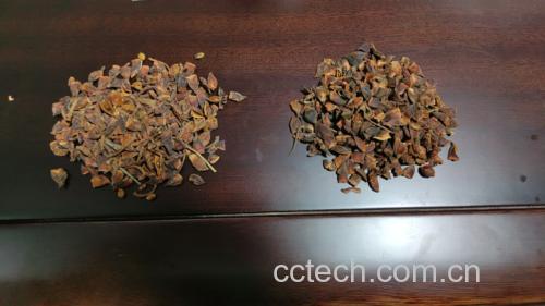 八角与桂皮、花椒、丁香等香料一起摆放在木质托盘中,背景为厨房环境 八角与其他香料搭配图