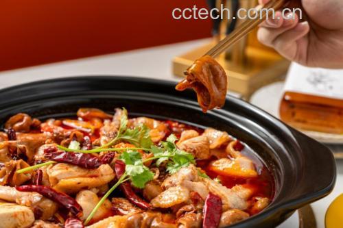 展示炖煮高汤的锅中热气腾腾的画面,锅内有鸡架、姜片等食材 炖煮高汤过程图