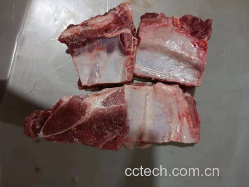 瘦肉在锅中焯水,锅边放置料酒、生姜等配料 焯水过程